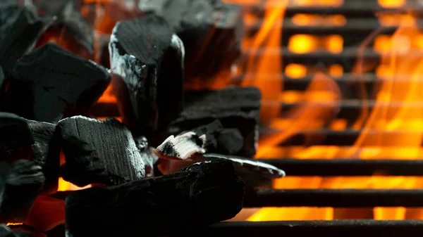 宏利花园炉灶上喷出焦炭的冻结动作 — 图库照片