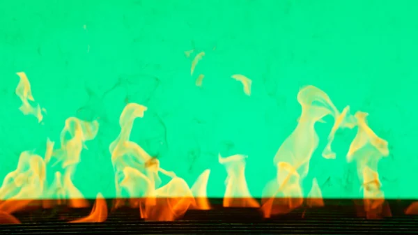 用铸铁格栅隔离在绿色屏幕背景下的火焰 — 图库照片