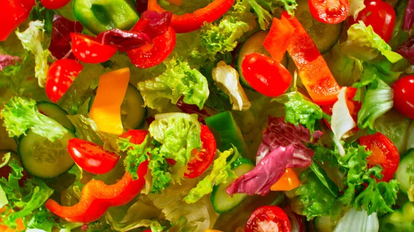 Gefrierbewegung Rotierender Frischer Salat Fliegt Die Luft — Stockfoto