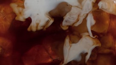 Buzlu kahveye süt koymanın Süper Yavaş Çekimi. 1000 FPS 'te Yüksek Hız Sineması Kamerası' nda çekildi.