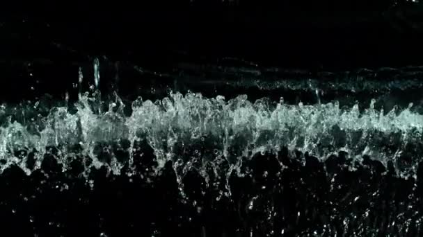 Super Langzame Beweging Van Spetterend Wateroppervlak Zwarte Achtergrond Gefilmd Hoge — Stockvideo