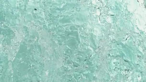ライトブルーの背景に水の表面をはねの超スローモーション 1000 Fpsで高速映画カメラで撮影 — ストック動画