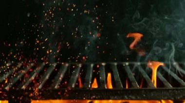 Ateşli Demir Izgara 'nın Süper Yavaş Çekimi. 1000 FPS 'te Yüksek Hız Sineması Kamerası' nda çekildi..