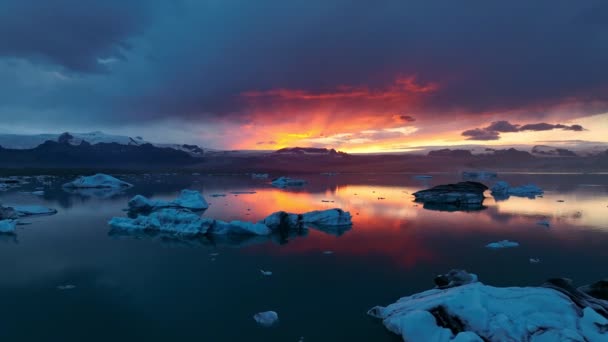氷河のラグーンの上の空中映像 美しい夕日の風景 — ストック動画