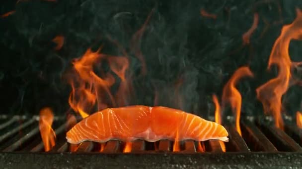 Super Slow Motion Shot Salmon Steak Cast Iron Grate Φλόγες — Αρχείο Βίντεο