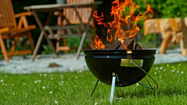 Güneşli bir günde Bahçe Izgarasını Isıtmak