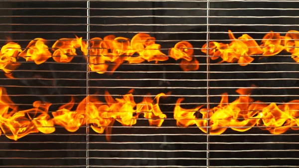 ブリケットと炎でグリルグレートのトップショット — ストック写真