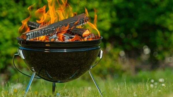 Verwarming Van Tuinbarbecue Tijdens Zonnige Dag — Stockfoto