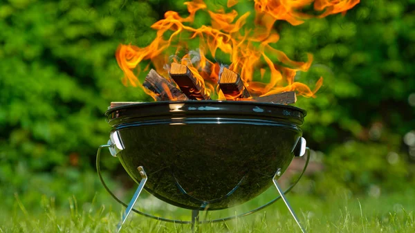 Verwarming Van Tuinbarbecue Tijdens Zonnige Dag — Stockfoto