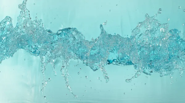Замораживание Движения Брызг Поверхности Воды Голубом Фоне — стоковое фото