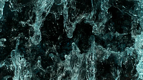 水花表面在黑色背景上的冻结运动 — 图库照片