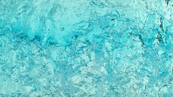 Πάγωμα Κίνησης Της Πιτσιλίσματος Επιφάνεια Του Νερού Γαλάζιο Φόντο — Φωτογραφία Αρχείου