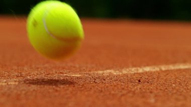 Tenis topunun beyaz çizginin içindeki ya da dışındaki kil kortta çok yavaş hareket etmesi. 1000 fps hızla yüksek hızlı sinematik kamera ile çekildi..