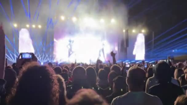 Rajongók Szurkolnak Rock Koncerten Visszapillantás — Stock videók