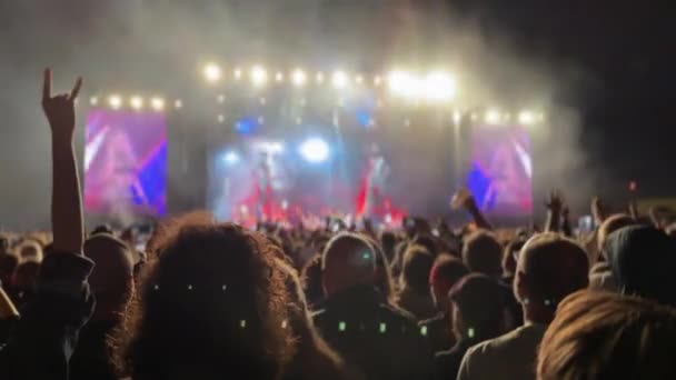 Tłum Fanów Wiwatuje Koncercie Rockowym Widok Tyłu — Wideo stockowe