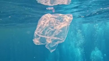 Denizde yüzen plastik torba parçası. Hayvanlar için serbest atık tehlikesi.
