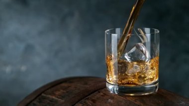 Viskiyi eski ahşap fıçının üzerine süper yavaş çekimde dökmek. Yüksek hızlı sinema kamerasıyla çekilmiş, 1000fps..