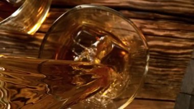 Viskiyi eski ahşap masaya çok yavaş çekimde, kamera hareketiyle bardağa dökmek. Yüksek hızlı sinema kamerasıyla çekilmiş, 1000fps..