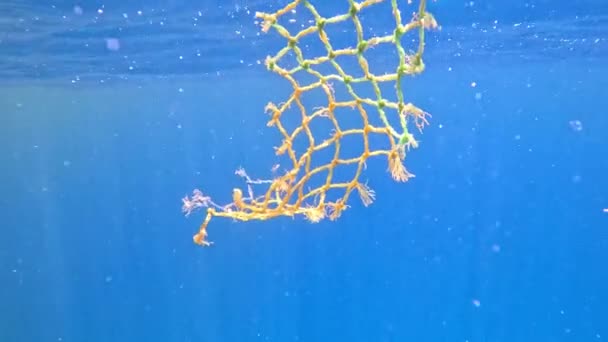 漁網の残りの部分は海に浮かんでいる 動物へのフリーフロー廃棄物の危険性 — ストック動画