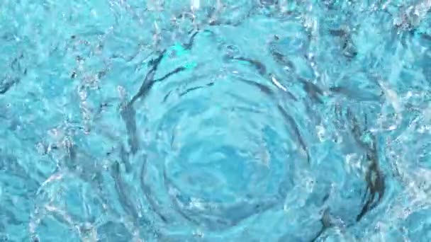 Mouvement Super Lent Des Éclaboussures Surface Eau Sur Fond Bleu — Video