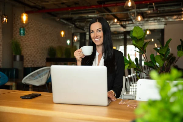 Podnikatelka Pracující Notebooku Zatímco Sedí Stolem Pracovišti Důvěryhodná Účetní Obleku — Stock fotografie