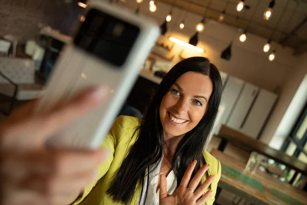 Geschäftsfrau Macht Selfie Mit Ihrem Smartphone Arbeitsplatz Selbstbewusste Buchhalterin Anzug — Stockfoto