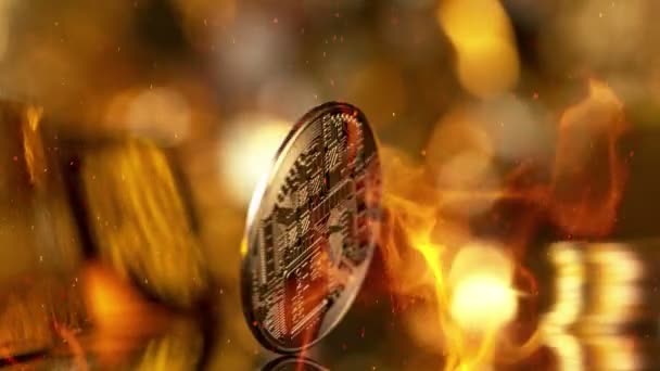Закрыть Золотые Биткоины Физическими Монетами Падающими Чёрном Фоне Огненным Пламенем — стоковое видео