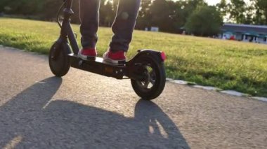 Elektrikli scooter sürücüsü, insan sürüşü paylaşımı ya da kişisel çevre taşımacılığı