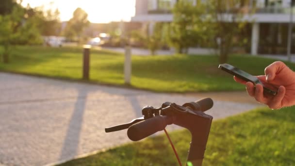 Fører Elektrisk Scooter Der Fastgør Mobiltelefon Med App Til Styret – Stock-video