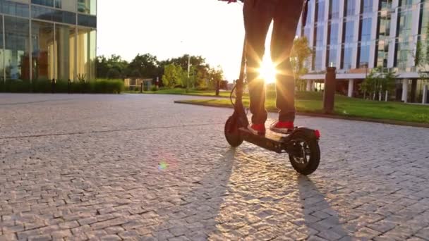 Movilidad Eléctrica Scooter Rider Hombre Paseo Compartir Alquilar Personl Eco — Vídeo de stock