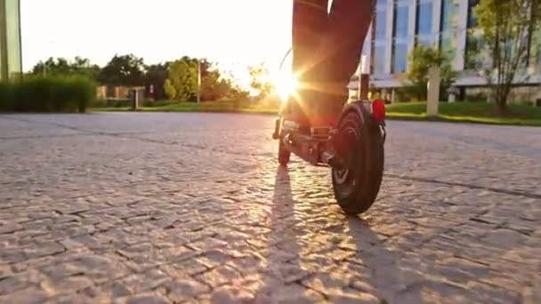 Movilidad Eléctrica Scooter Rider Hombre Paseo Compartir Alquilar Personl Eco — Vídeos de Stock