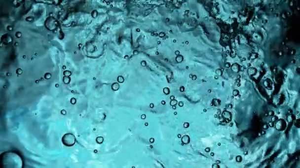 Super Langzame Beweging Van Spetterend Wateroppervlak Lichtblauwe Roze Achtergrond Gefilmd — Stockvideo