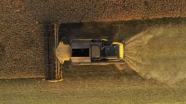 Hasat makinesinin hava görüntüsü. Tarım temalı endüstriyel görüntüler