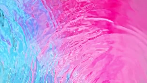 Super Hidas Liike Roiskeiden Veden Pinnalle Vaaleansinisellä Pinkillä Taustalla Kuvattu — kuvapankkivideo