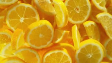 Uçan Taze Limon Dilimlerinin Süper Yavaş Çekimi. Yüksek hızlı sinema kamerası, 1000 fps, yüksek hızlı sinüs botuna yerleştirilmiş..