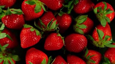 Uçan ve Dönen Taze Çileklerin Süper Yavaş Çekimi Kara Arkaplan 'da 1000 fps.