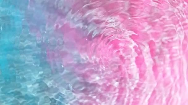 Super Hidas Liike Roiskeiden Veden Pinnalle Vaaleansinisellä Pinkillä Taustalla Kuvattu — kuvapankkivideo