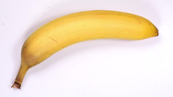 Banana Putrezind Fundal Alb Curat Împușcat Timp Robinete Fructe — Videoclip de stoc