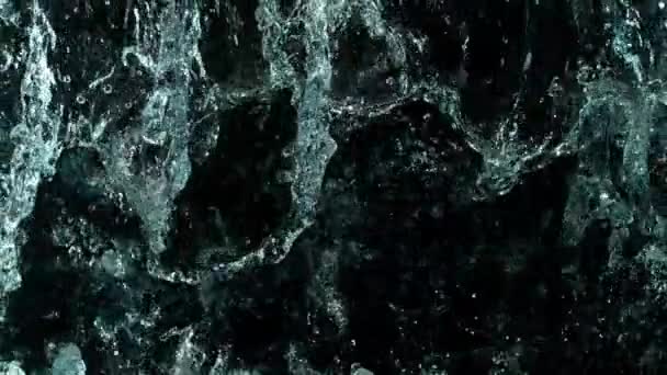 Gerakan Super Lambat Percikan Permukaan Air Pada Latar Belakang Hitam — Stok Video