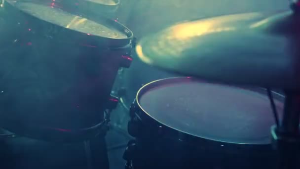 鼓手在雾气和霓虹灯的黑暗舞台上演奏 — 图库视频影像