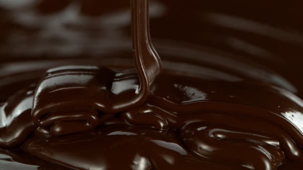 Super Lento Movimento Versare Cioccolato Fondente Caldo Fuso Primo Piano — Video Stock
