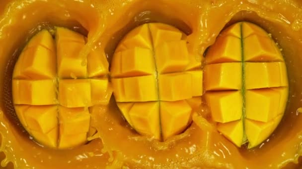 Świeże Krojone Mango Wpadające Soku Super Spowolniony Film Nakręcony Szybkiej — Wideo stockowe