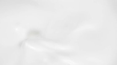 Dönen süt kremasının dondurucu hareketi, yakın plan.