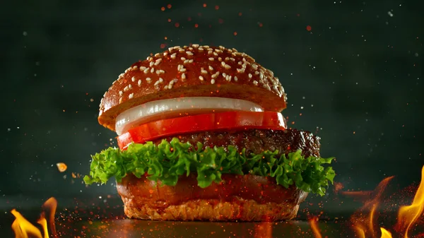 Burger Wołowy Składnikami Spadanie Lądowanie Bułce — Zdjęcie stockowe