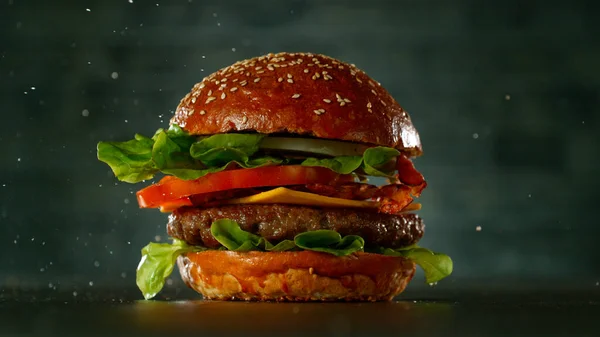 Hamburguesa Carne Con Ingredientes Caída Aterrizaje Pan — Foto de Stock