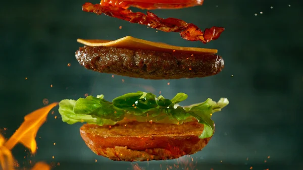 Beef Burger Mit Zutaten Fällt Und Landet Brötchen — Stockfoto