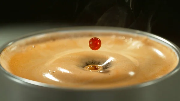 Macro Shot Coffee Drop Caindo Fresh Espresso Cup — Fotografia de Stock