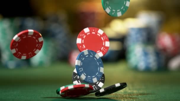 Покерні Чіпи Падають Стіл Казино Супер Повільному Русі Знімалися Високошвидкісній — стокове відео