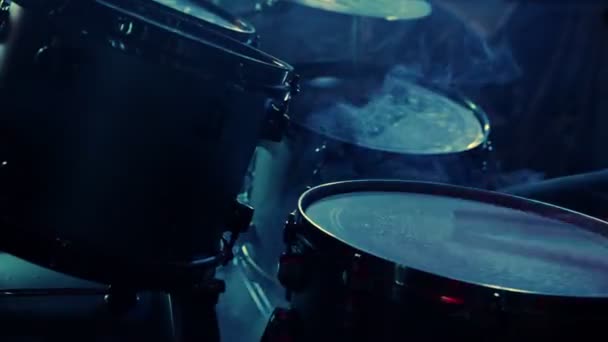 鼓手在雾气和霓虹灯的黑暗舞台上演奏 — 图库视频影像