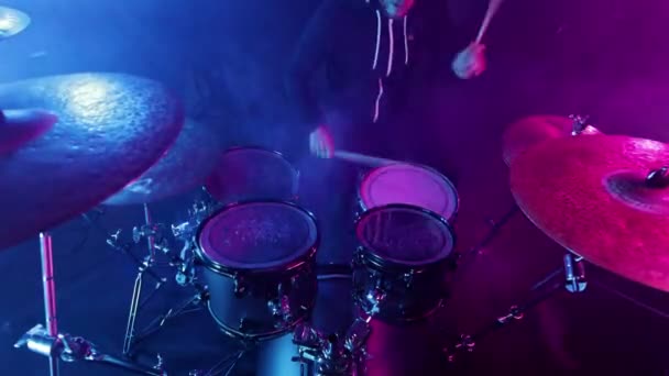 Egy Dobos Játszik Sötét Színpadon Ködben Neonfényben — Stock videók